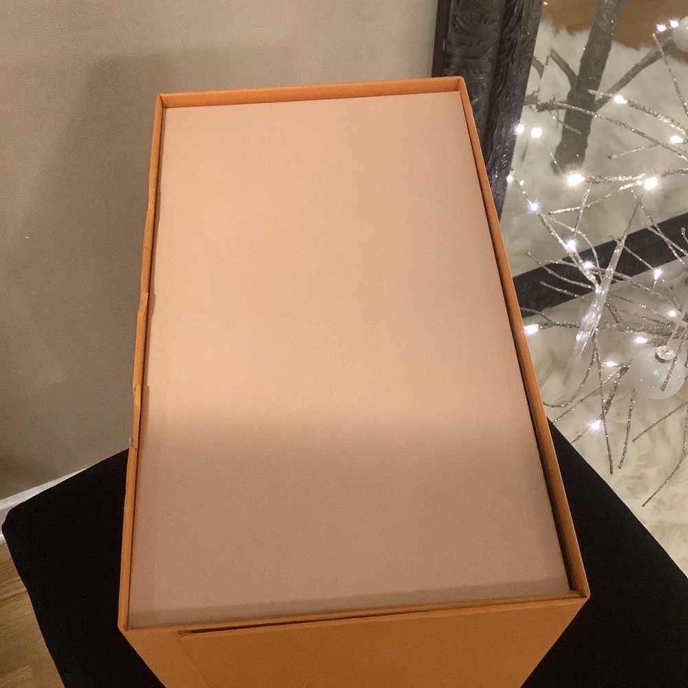 Louis Vuitton magnetic gift box with ribbon - Picture 3 of 4